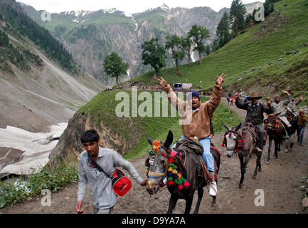 Baltal, Cachemire indien 28 Juin 2013.passionnés d'Hindu à pied durant leur pèlerinage de Baltal Camp de base à la Sainte Grotte Amarnath Shrine, à Baltal . Chaque année, des centaines de milliers de pèlerins à travers les montagnes perfides en révolte-déchiré le Cachemire, le long de rivières glacées, des glaciers et des lacs gelés, des laissez-passer pour atteindre l'Amarnath grotte, située à une altitude de 3 857 mètres (12 729 pieds), où un Shiva Lingam, une stalagmite de glace en forme de phallus et symbolisant le dieu hindou Shiva, est synonyme de culte. (Sofi Suhail/ Alamy Live News) Banque D'Images