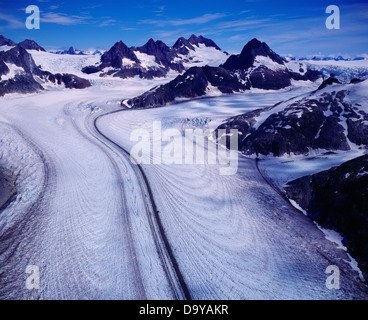 Vue aérienne des ogives moraine médiane sur glacier Herbert qu'il les déversements provenant de la Forêt Nationale Tongass Juneau Icefield l'Alaska. Banque D'Images