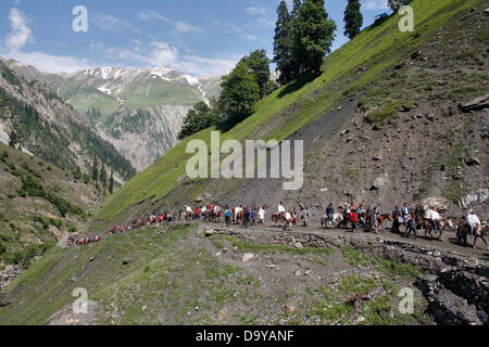 Baltal, Cachemire indien 28 Juin 2013.passionnés d'Hindu à pied durant leur pèlerinage de Baltal Camp de base à la Sainte Grotte Amarnath Shrine, à Baltal . Chaque année, des centaines de milliers de pèlerins à travers les montagnes perfides en révolte-déchiré le Cachemire, le long de rivières glacées, des glaciers et des lacs gelés, des laissez-passer pour atteindre l'Amarnath grotte, située à une altitude de 3 857 mètres (12 729 pieds), où un Shiva Lingam, une stalagmite de glace en forme de phallus et symbolisant le dieu hindou Shiva, est synonyme de culte. (Sofi Suhail/ Alamy Live News) Banque D'Images