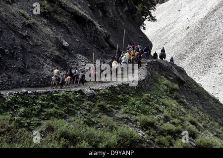 Baltal, Cachemire indien 28 Juin 2013.passionnés d'Hindu à pied durant leur pèlerinage de Baltal Camp de base à la Sainte Grotte Amarnath Shrine, à Baltal . Chaque année, des centaines de milliers de pèlerins à travers les montagnes perfides en révolte-déchiré le Cachemire, le long de rivières glacées, des glaciers et des lacs gelés, des laissez-passer pour atteindre l'Amarnath grotte, située à une altitude de 3 857 mètres (12 729 pieds), où un Shiva Lingam, une stalagmite de glace en forme de phallus et symbolisant le dieu hindou Shiva, est synonyme de culte. (Sofi Suhail/ Alamy Live News) Banque D'Images
