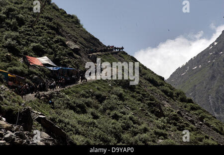Baltal, Cachemire indien 28 Juin 2013.passionnés d'Hindu à pied durant leur pèlerinage de Baltal Camp de base à la Sainte Grotte Amarnath Shrine, à Baltal . Chaque année, des centaines de milliers de pèlerins à travers les montagnes perfides en révolte-déchiré le Cachemire, le long de rivières glacées, des glaciers et des lacs gelés, des laissez-passer pour atteindre l'Amarnath grotte, située à une altitude de 3 857 mètres (12 729 pieds), où un Shiva Lingam, une stalagmite de glace en forme de phallus et symbolisant le dieu hindou Shiva, est synonyme de culte. (Sofi Suhail/ Alamy Live News) Banque D'Images