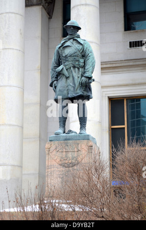 Statue commémorative de la Première Guerre mondiale en face de la Banque de Montréal Banque D'Images