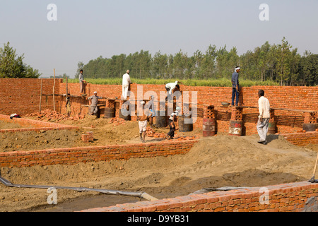 L'Inde, Uttar Pradesh, Aligarh, mur de brique du bâtiment hommes Banque D'Images