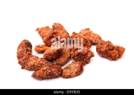 Amandes caramélisées sur un fond blanc Banque D'Images