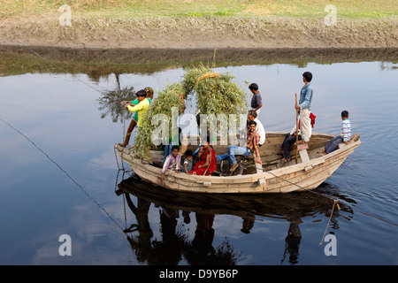 L'Inde, Uttar Pradesh, Aligarh, les villageois tirant un bateau sur une rivière à l'aide d'un fil suspendu fixe Banque D'Images