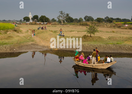 L'Inde, Uttar Pradesh, Aligarh, les villageois tirant un bateau sur une rivière à l'aide d'un fil suspendu fixe Banque D'Images