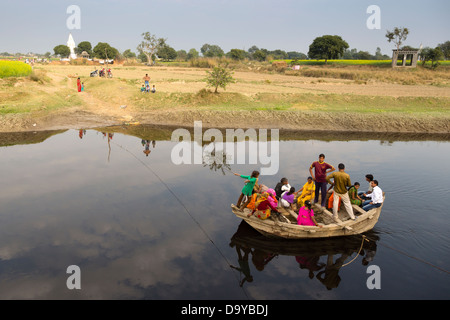 L'Inde, Uttar Pradesh, Aligarh, les villageois tirant un bateau sur une rivière à l'aide d'un fil suspendu fixe Banque D'Images