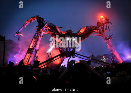 Glastonbury, Royaume-Uni. 28 juin 2013. FESTIVAL DE MUSIQUE DE GLASTONBURY UK 2013 festivaliers regarder un spectacle de l'Arcadie, une araignée géante constituée de flammes et les lasers dans l'air à basse-pounding music DJs au Arts and music festival. FESTIVAL DE MUSIQUE DE GLASTONBURY Pilton, Somerset, England, UK Crédit : Alistair Heap/Alamy Live News Banque D'Images