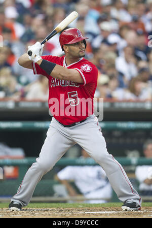 Detroit, Michigan, USA. 26 juin 2013. Los Angeles Angels baseball Albert Pujols (5) à la batte au cours de l'action jeu MLB entre le Los Angeles Angels et les Tigers de Detroit à Comerica Park à Detroit, Michigan. Les Anges défait les Tigres 7-4. Credit : Cal Sport Media/Alamy Live News Banque D'Images