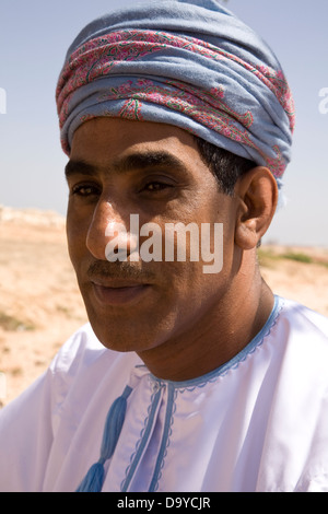 Charmant et d'articuler, Abdulah Hamoto a servi de guide à Oman depuis des années, Salalah, Oman, province de Dhofar. Banque D'Images