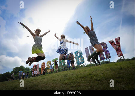 Glastonbury, Royaume-Uni. 28 juin 2013. GLASTONBURY MUSIC FESTIVAL festivaliers sautant avec enthousiasme dans de grandes lettres de Glastonbury qui arrêtent. Ses 200 000 personnes assisteront au festival de Glastonbury de quatre jours qui a lieu à Digne ferme, Pilton Somerset. Le 28 juin. L'année 2013. FESTIVAL DE MUSIQUE DE GLASTONBURY Pilton, Somerset, England, UK Crédit : Alistair Heap/Alamy Live News Banque D'Images