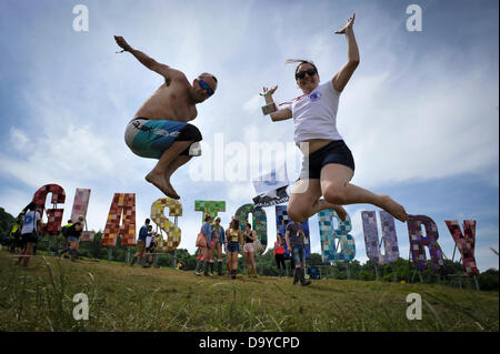 Glastonbury, Royaume-Uni. 28 juin 2013. GLASTONBURY MUSIC FESTIVAL festivaliers sautant avec enthousiasme dans de grandes lettres de Glastonbury qui arrêtent. Ses 200 000 personnes assisteront au festival de Glastonbury de quatre jours qui a lieu à Digne ferme, Pilton Somerset. Le 28 juin. L'année 2013. FESTIVAL DE MUSIQUE DE GLASTONBURY Pilton, Somerset, England, UK Crédit : Alistair Heap/Alamy Live News Banque D'Images