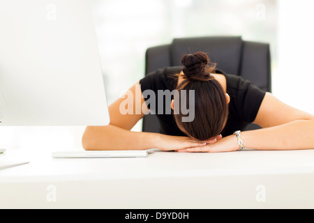 Young businesswoman dormir dans son bureau Banque D'Images