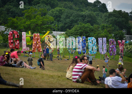 Ses 200 000 personnes assisteront au festival de Glastonbury de quatre jours qui a lieu à Digne ferme, Pilton Somerset. Festival va s'assit sur le flanc en marge du festival à écouter de la musique dans la distance. Le 28 juin. L'année 2013. FESTIVAL DE MUSIQUE DE GLASTONBURY Pilton, Somerset, England, UK Crédit : Alistair Heap/Alamy Live News Banque D'Images