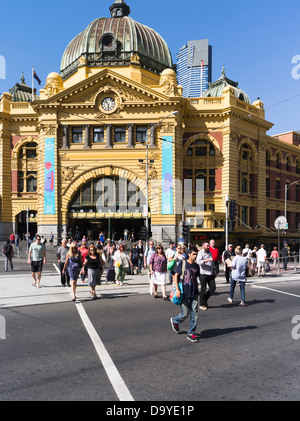 Dh la gare de Flinders Street Melbourne Australie Flinders Street Gare personnes foules cross road foule ville Banque D'Images