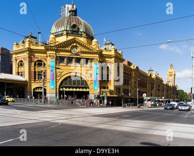dh Flinders Street station MELBOURNE AUSTRALIE Old Flinders Street gare bâtiment cross roads rues ville trains bâtiments Banque D'Images