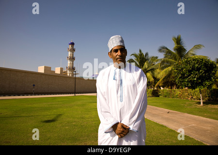 Guide touristique Abdulah Hamoto à Sultan Qaboos bin Said Al-Husn Palace à Salalah, Oman, province de Dhofar Banque D'Images