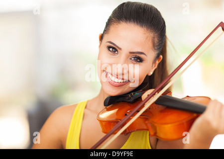 Portrait de femme magnifique violon musicien Banque D'Images