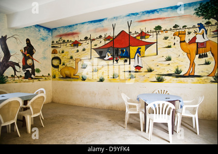 Fresque de chameaux et tentes touareg sur mur de café, Tombouctou, Mali Banque D'Images