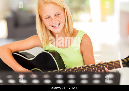 Young teen musician playing guitar pré Banque D'Images