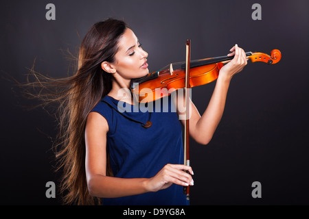 Belle jeune femme au violon sur fond noir Banque D'Images