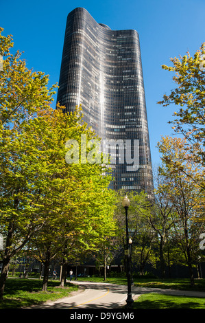 Chicago, USA - 16 mai 2013 : Lake Point Tower à Chicago est un 70 étages dans un bâtiment résidentiel dans l'Streeterville. Banque D'Images