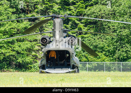 De l'Oregon, États-Unis, le 28 juin 2013. Un hélicoptère Chinook de l'Armée US atterrit à un terrain de baseball de l'école dans la région de Welches, Oregon pour charger une équipe de recherche et de sauvetage pour aider à retrouver un grimpeur sur Mt. le capot. Banque D'Images