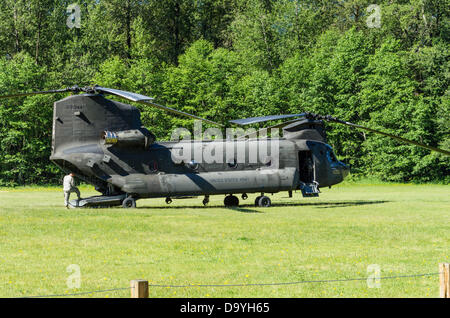 De l'Oregon, États-Unis, le 28 juin 2013. Un hélicoptère Chinook de l'Armée US atterrit à un terrain de baseball de l'école dans la région de Welches, Oregon pour charger une équipe de recherche et de sauvetage pour aider à retrouver un grimpeur sur Mt. le capot. Banque D'Images