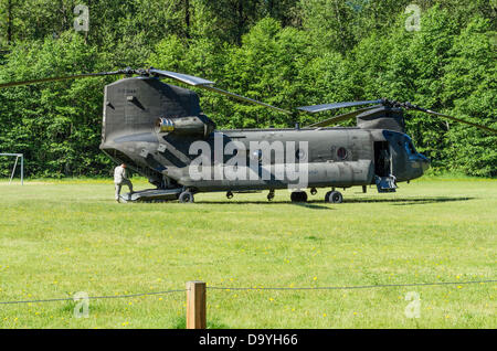 De l'Oregon, États-Unis, le 28 juin 2013. Un hélicoptère Chinook de l'Armée US atterrit à un terrain de baseball de l'école dans la région de Welches, Oregon pour charger une équipe de recherche et de sauvetage pour aider à retrouver un grimpeur sur Mt. le capot. Banque D'Images