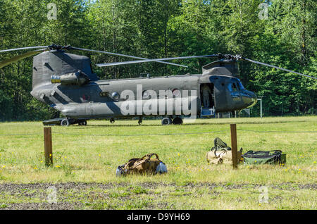 De l'Oregon, États-Unis, le 28 juin 2013. Un hélicoptère Chinook de l'Armée US atterrit à un terrain de baseball de l'école dans la région de Welches, Oregon pour charger une équipe de recherche et de sauvetage pour aider à retrouver un grimpeur sur Mt. le capot. Banque D'Images