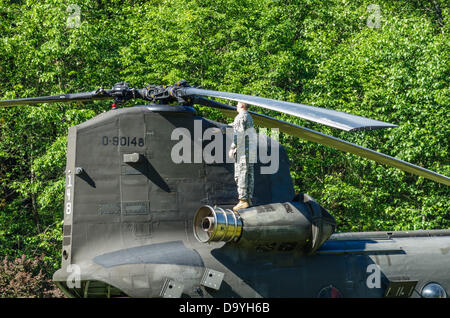 De l'Oregon, États-Unis, le 28 juin 2013. Un hélicoptère Chinook de l'Armée US atterrit à un terrain de baseball de l'école dans la région de Welches, Oregon pour charger une équipe de recherche et de sauvetage pour aider à retrouver un grimpeur sur Mt. le capot. Banque D'Images