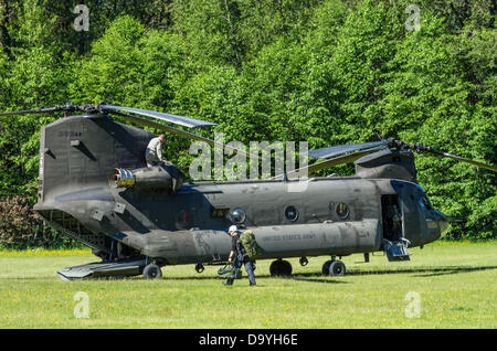 De l'Oregon, États-Unis, le 28 juin 2013. Un hélicoptère Chinook de l'Armée US atterrit à un terrain de baseball de l'école dans la région de Welches, Oregon pour charger une équipe de recherche et de sauvetage pour aider à retrouver un grimpeur sur Mt. le capot. Banque D'Images