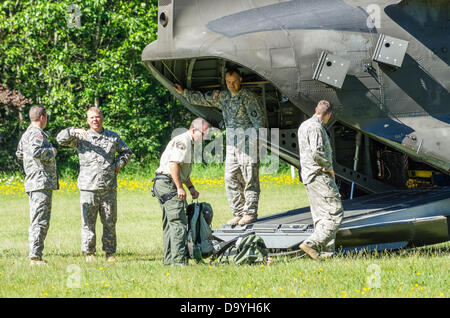 De l'Oregon, États-Unis, le 28 juin 2013. Un hélicoptère Chinook de l'Armée US atterrit à un terrain de baseball de l'école dans la région de Welches, Oregon pour charger une équipe de recherche et de sauvetage pour aider à retrouver un grimpeur sur Mt. le capot. Banque D'Images