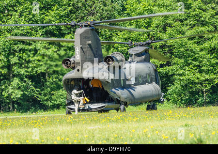 De l'Oregon, États-Unis, le 28 juin 2013. Un hélicoptère Chinook de l'Armée US atterrit à un terrain de baseball de l'école dans la région de Welches, Oregon pour charger une équipe de recherche et de sauvetage pour aider à retrouver un grimpeur sur Mt. le capot. Banque D'Images