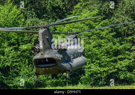 De l'Oregon, États-Unis, le 28 juin 2013. Un hélicoptère Chinook de l'Armée US atterrit à un terrain de baseball de l'école dans la région de Welches, Oregon pour charger une équipe de recherche et de sauvetage pour aider à retrouver un grimpeur sur Mt. le capot. Banque D'Images