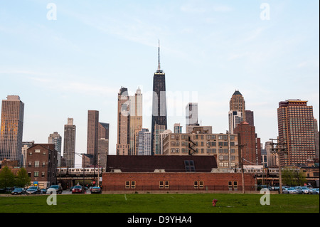 Chicago, USA - 5 mai 2013 : une vue de l'horizon de Chicago au coucher du soleil. Chicago est la troisième plus grande ville des États-Unis. Banque D'Images