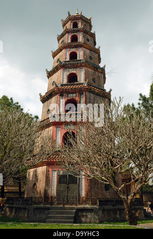 Les sept étages de la pagode Thien Mu, Hue, Vietnam. Banque D'Images