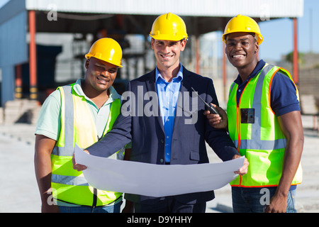 Cheerful man de l'équipe architecte on construction site Banque D'Images