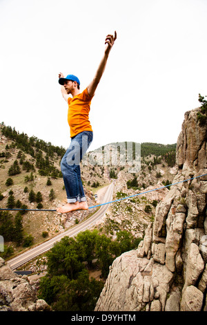 Un éléphant mâle highliner, marche le contreforts highline à Boulder Canyon, Colorado. Banque D'Images