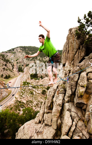 Un éléphant mâle highliner, marche le contreforts highline à Boulder Canyon, Colorado. Banque D'Images