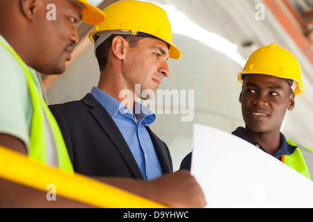 Groupe de travail et de travailleurs industriels manager sur la planification Banque D'Images