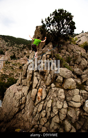 Un éléphant mâle highliner, marche le contreforts highline à Boulder Canyon, Colorado. Banque D'Images