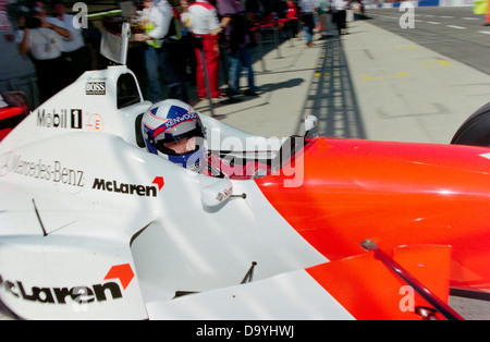 David Coulthard quitte le garage dans sa Marlboro McLaren MP4/11 au Grand Prix de Grande-Bretagne à Silverstone en 1996 Banque D'Images