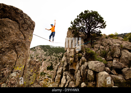 Un éléphant mâle highliner, marche le contreforts highline à Boulder Canyon, Colorado. Banque D'Images