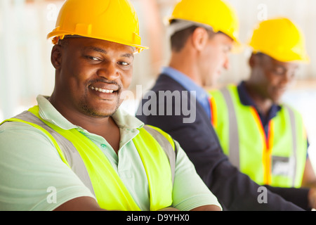 Smiling African ingénieur industriel avec des collègues Banque D'Images