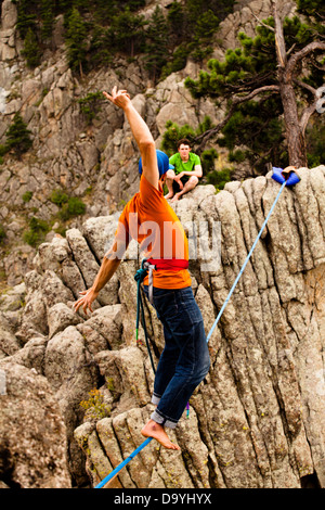 Un éléphant mâle highliner, marche le contreforts highline à Boulder Canyon, Colorado. Banque D'Images