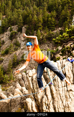 Un éléphant mâle highliner, marche le contreforts highline à Boulder Canyon, Colorado. Banque D'Images