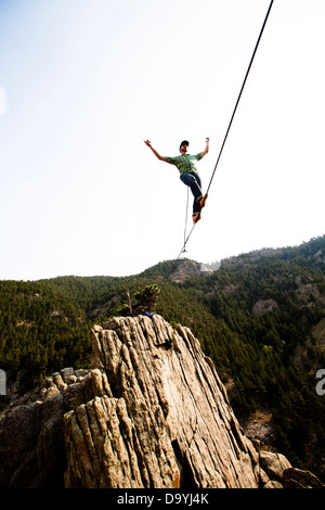 Un éléphant mâle highliner, marche le contreforts highline à Boulder Canyon, Colorado. Banque D'Images