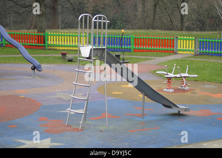 Aire de jeux, toboggan, et d'autres attractions. Situé dans le parc Backhouse, Sunderland, Tyne et Wear, Angleterre, Royaume-Uni. Banque D'Images