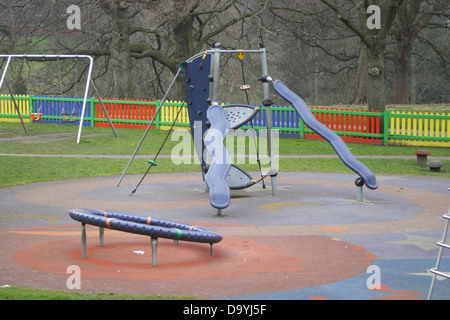 Aire de jeux, balançoires, toboggan et d'autres attractions. Situé dans le parc Backhouse, Sunderland, Tyne et Wear, Angleterre, Royaume-Uni. Banque D'Images